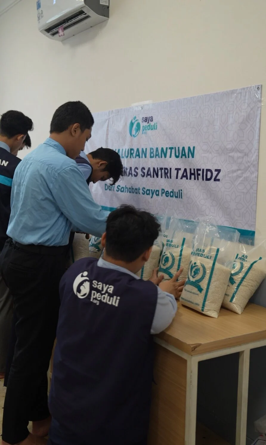 Foto 8 dari album Pendistribusia Beras Untuk Santri Tahfidz 2026